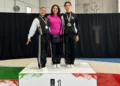 Due atleti di ginnastica aerobica della Motyka Modica con le medaglie sul gradino più alto del podio, accanto all’istruttrice