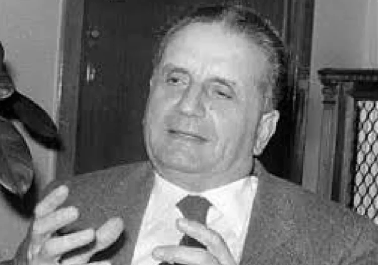 Rocco Chinnici in una foto d’archivio in bianco e nero, in giacca e cravatta, mentre parla e gesticola con le mani