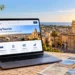 Laptop con portale dell’imposta di soggiorno su un terrazzo a Ispica. Immagine generata con intelligenza artificiale.