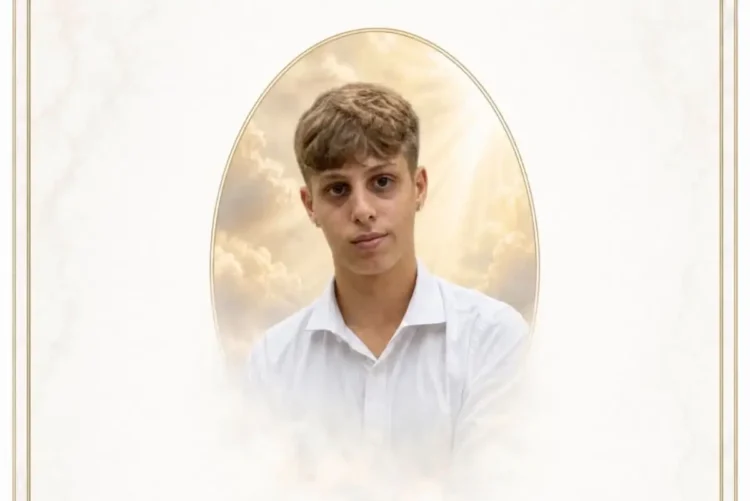 Ritratto del 16enne di Modica dal manifesto dei funerali: camicia bianca, cornice ovale dorata su sfondo di nuvole