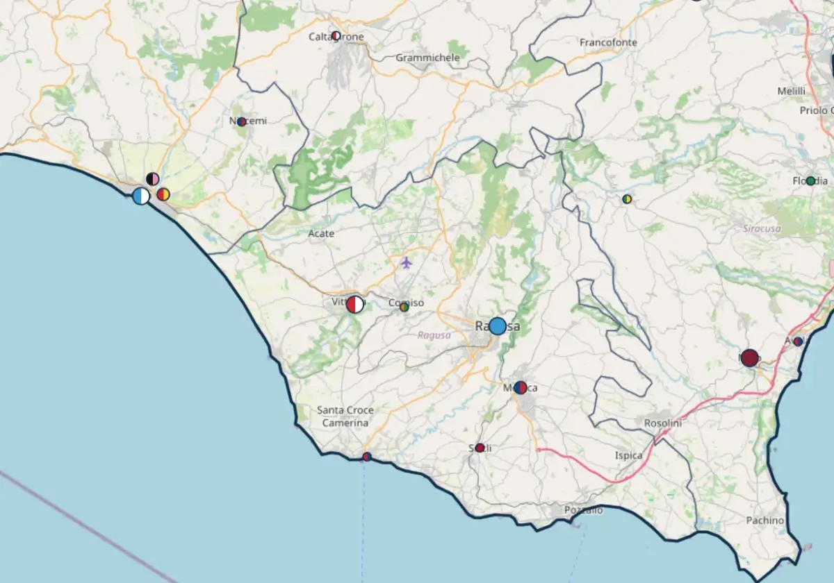 Mappa della provincia di Ragusa con i simboli colorati delle squadre di calcio di Ragusa, Vittoria, Modica, Scicli e Comiso