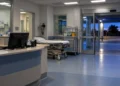 Zona triage di un pronto soccorso vuota di notte, caso morte Emanuele Cafiso. Immagine generata con intelligenza artificiale.