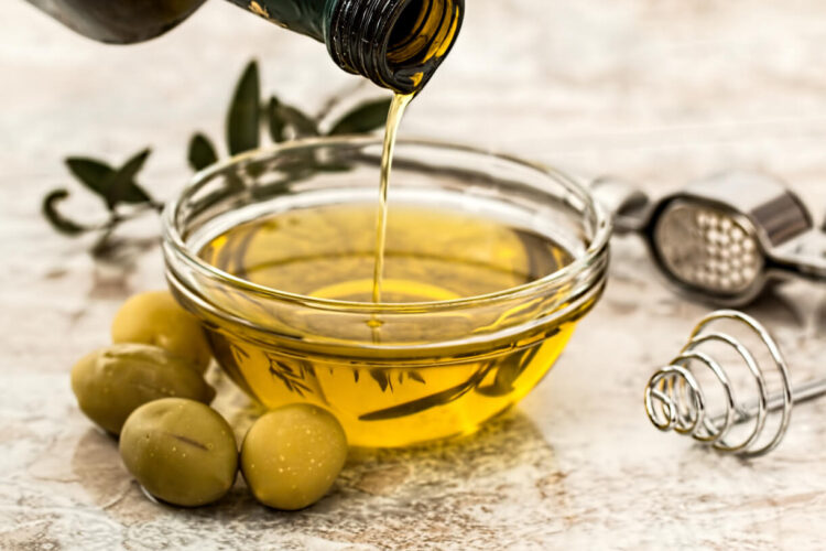 Bottiglia e ciotola di olio Monti Iblei