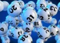 Palline bianche numerate da estrazione su sfondo blu, immagine simbolica di una vincita al 10eLotto
