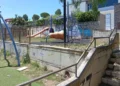 Parco giochi in via Mongibello a Ragusa: scivolo e pavimento antitrauma tra erba alta, rifiuti e muri coperti di graffiti