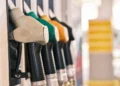 Pistole erogatrici di carburante in fila a una pompa di benzina, foto di repertorio sul fermo dell’autotrasporto