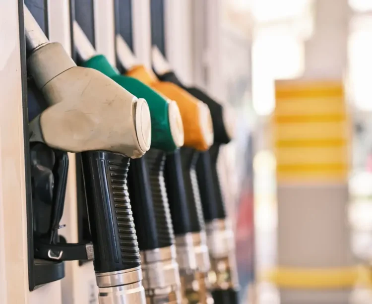 Pistole erogatrici di carburante in fila a una pompa di benzina, foto di repertorio sul fermo dell’autotrasporto