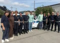 Agenti della polizia locale di Acate e amministratori in posa davanti alla nuova auto di servizio con lampeggianti