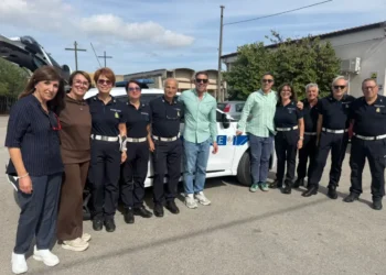 Agenti della polizia locale di Acate e amministratori in posa davanti alla nuova auto di servizio con lampeggianti
