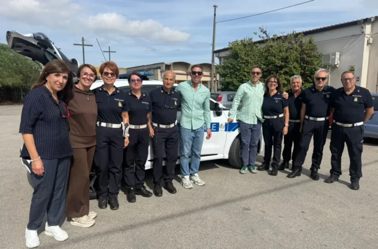 Agenti della polizia locale di Acate e amministratori in posa davanti alla nuova auto di servizio con lampeggianti