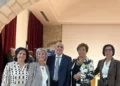 Cinque persone in posa all’Auditorium di Comiso, alla presentazione del libro sul tenore Angelo Adamo