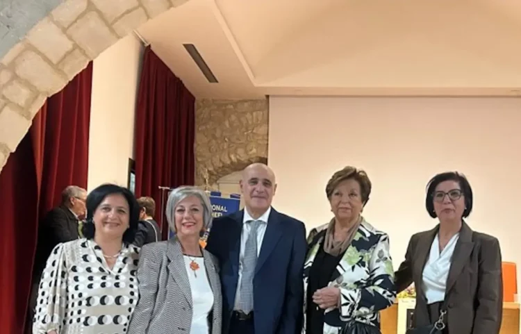 Cinque persone in posa all’Auditorium di Comiso, alla presentazione del libro sul tenore Angelo Adamo