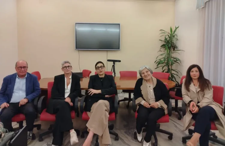 Cinque relatori seduti nella sala del Comune di Modica alla presentazione del progetto contro la dispersione scolastica