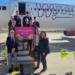 Equipaggio Wizz Air e rappresentanti sulla scaletta dell’aereo con il cartello del primo volo Comiso-Milano Malpensa