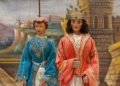 Due pupi siciliani in armatura sul palco di un teatro di marionette a Palermo