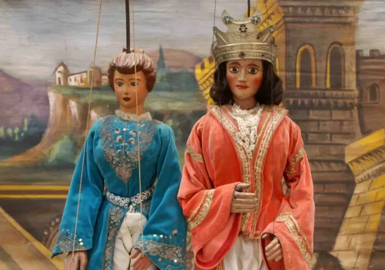 Due pupi siciliani in armatura sul palco di un teatro di marionette a Palermo