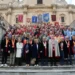 Foto di gruppo del raduno Fice: confratelli in mantelli e medaglie sulla scalinata di una chiesa barocca, con gli stendardi