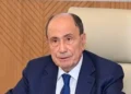 Renato Schifani, che ha commentato le variazioni di bilancio approvate all’Ars, in abito blu seduto davanti a una parete in legno