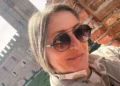 Rosa Anna Paolino, consigliera Anc, con occhiali da sole rotondi davanti a un muro di mattoni e a una torre merlata