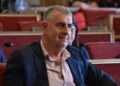 Il consigliere comunale di Ragusa Salvatore Battaglia seduto tra i banchi rossi di un’aula consiliare