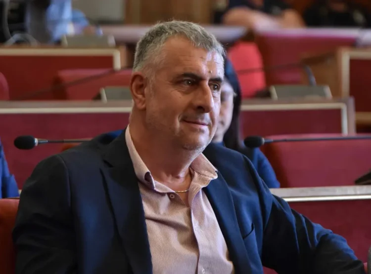 Il consigliere comunale di Ragusa Salvatore Battaglia seduto tra i banchi rossi di un’aula consiliare