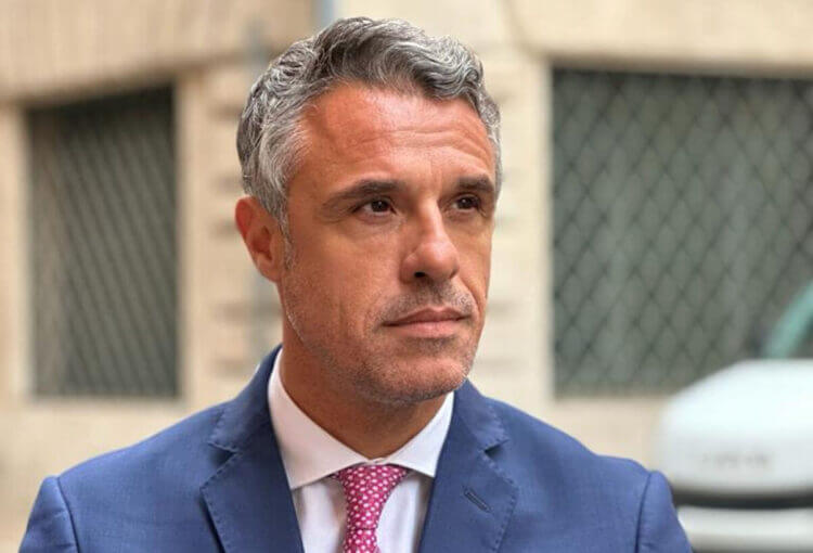 Il senatore Salvo Sallemi in giacca blu e cravatta rosa, intervenuto sul caso di terrorismo a Ragusa