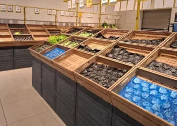Scaffali quasi vuoti nel reparto ortofrutta di un supermercato a Modica durante il fermo degli autotrasportatori