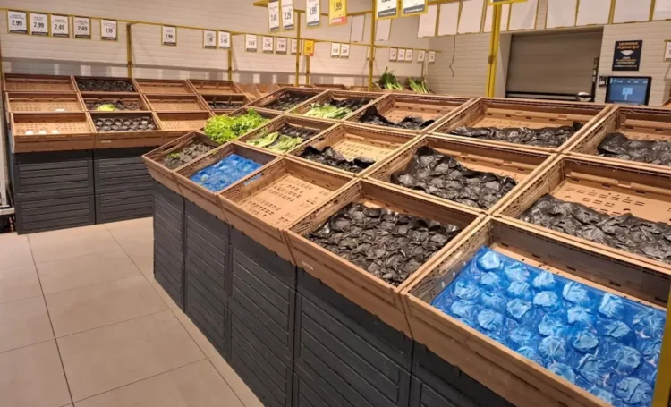 Scaffali quasi vuoti nel reparto ortofrutta di un supermercato a Modica durante il fermo degli autotrasportatori