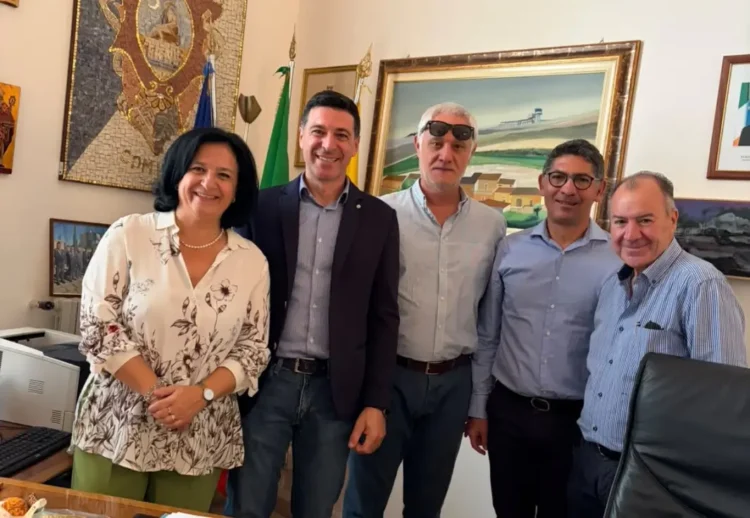 Maria Rita Schembari con quattro rappresentanti della Cna all’incontro sull’autostrada Siracusa-Modica e i mezzi Adr