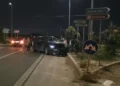 Incidente auto moto a Marina di Ragusa: Audi scura con il paraurti divelto e la moto a terra accanto all’aiuola, di sera