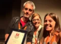 Simone Lucifora regge la targa Miglior soggetto del VerticalMovie 2026 per Atto '84, accanto a due donne sorridenti