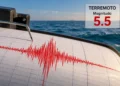 Sismografo che traccia in rosso una scossa davanti al mare, con la scritta Terremoto magnitudo 5.5. Immagine generata con intelligenza artificiale.