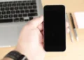 Mano che tiene uno smartphone con la schermata di blocco, come dopo un furto