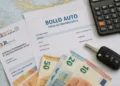 Stracciabollo, avviso del bollo auto Sicilia con banconote, chiavi e calcolatrice. Immagine generata con intelligenza artificiale