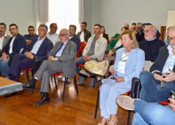 Partecipanti seduti in una sala durante il tavolo sull’autotrasporto nella Prefettura di Ragusa