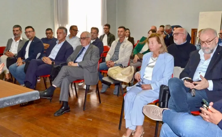 Partecipanti seduti in una sala durante il tavolo sull’autotrasporto nella Prefettura di Ragusa