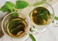 Due tazze di vetro con tisane di foglie di menta e finocchio, bevanda tipica del digiuno serale
