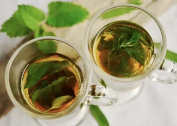 Due tazze di vetro con tisane di foglie di menta e finocchio, bevanda tipica del digiuno serale