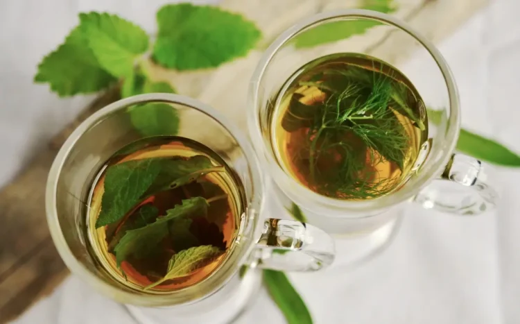 Due tazze di vetro con tisane di foglie di menta e finocchio, bevanda tipica del digiuno serale