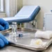 Vaccino contro il fuoco di Sant’Antonio pronto in un ambulatorio. Immagine generata con intelligenza artificiale