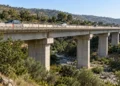 Viadotto con corsia ristretta da barriere, come il viadotto Cassibile. Immagine generata con intelligenza artificiale