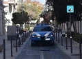 Auto della Polizia di Stato in una via pedonale lastricata di Ragusa, tra dissuasori neri, alberi e negozi