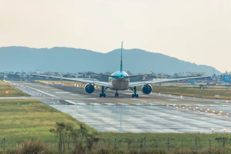 Aereo passeggeri sul piazzale di un aeroporto regionale come quello di Comiso. Immagine di repertorio Pix