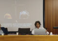 Una relatrice parla al microfono durante la presentazione de L’Aliena in Azienda, con la slide sulla sicurezza psicologica