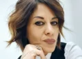Alessia Russo, autrice de L’Aliena in Azienda, in primo piano con il mento appoggiato sulla mano, su sfondo chiaro