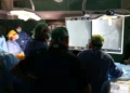 Équipe in sala operatoria al Cannizzaro di Catania osserva sui monitor le immagini dell’angiografo durante un intervento