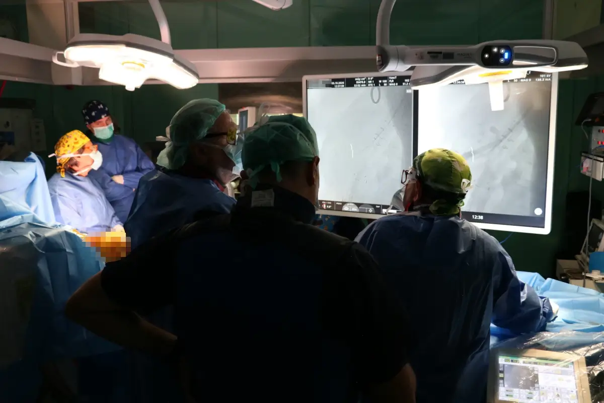 Équipe in sala operatoria al Cannizzaro di Catania osserva sui monitor le immagini dell’angiografo durante un intervento