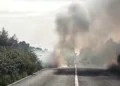 Auto in fiamme sulla strada Cento Pozzi verso Vittoria: fumo grigio denso copre la carreggiata tra la vegetazione