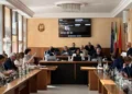 Seduta del Consiglio provinciale del Libero Consorzio di Ragusa sul bilancio: consiglieri ai banchi e schermo con i lavori
