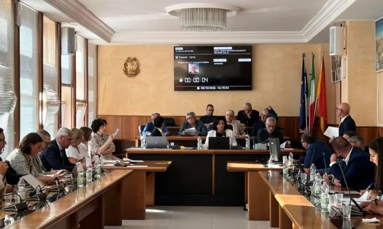 Seduta del Consiglio provinciale del Libero Consorzio di Ragusa sul bilancio: consiglieri ai banchi e schermo con i lavori